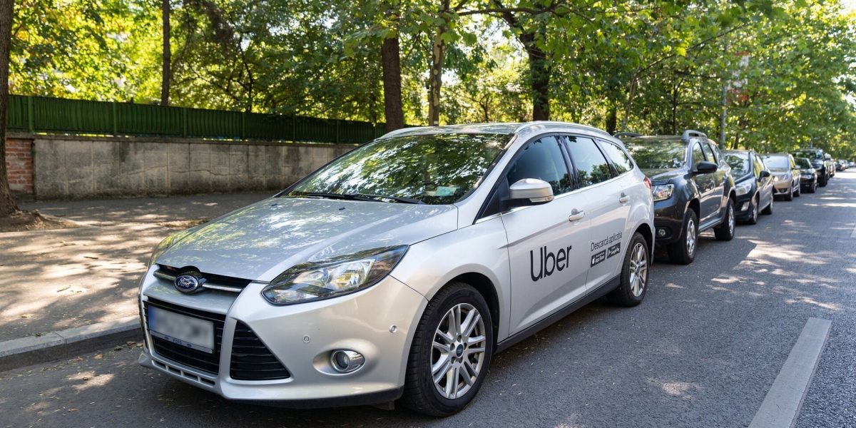 Uber se extinde în două orașe din Moldova, România