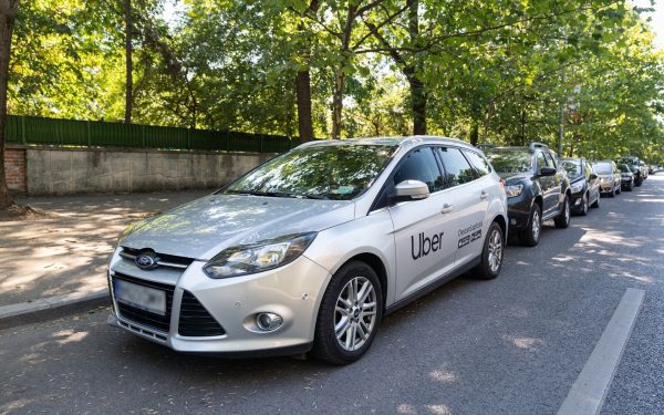 Uber se extinde în două orașe din Moldova, România