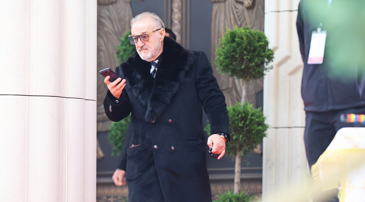 Gigi Becali și Mirel Rădoi, față în față cu un sezon de încercări și schimbări la FCSB Fostul internațional Mirel Rădoi a fost recent numit oficial antrenor principal la FCSB, în timp ce patronul clubului, Gigi Becali, pare să fi acceptat un statut diferit față de perioada precedentă