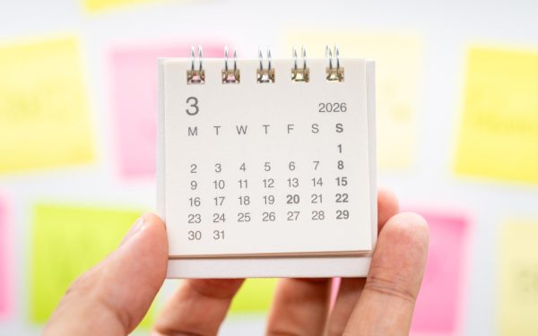 Primăvara anului 2026 aduce pentru elevii și angajații din România o serie de perioade de pauză și minivacanțe, consacrate sărbătorilor pascale și zilei de 1 Mai