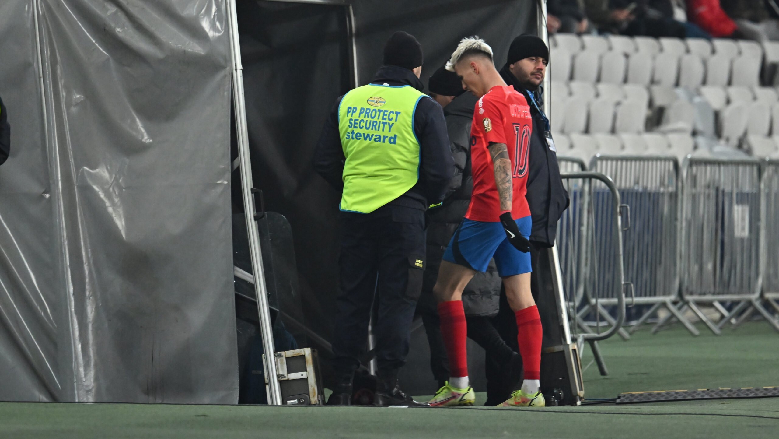 Fostul tehnician de la Centrul de Copii și Juniori al FCSB, Ion Toma, lansează un avertisment dur despre declinul rapid al tinerilor talente de la club, concentrându-se acum pe cazul lui Tavi Popescu