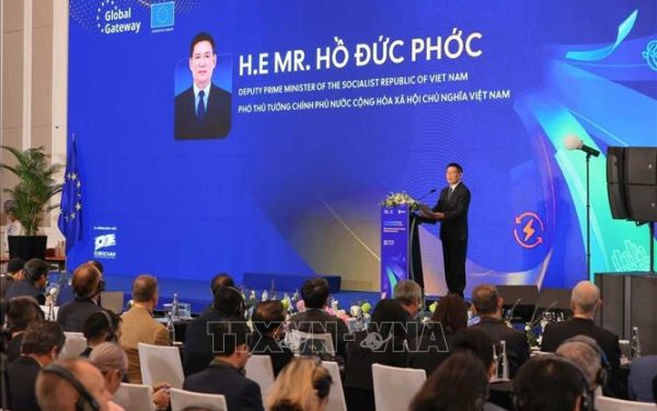 Vietnam și UE întăresc parteneriatul strategic prin semnarea unui acord pentru fondurile de tranziție energetică În cadrul unei ceremonii oficiale, Vietnam și Uniunea Europeană au reafirmat angajamentul comun față de dezvoltarea durabilă și tranziția energetică, prin semnarea unui acord de contribuție suplimentară la Fondul European de Tranziție Energetică (ETEF)