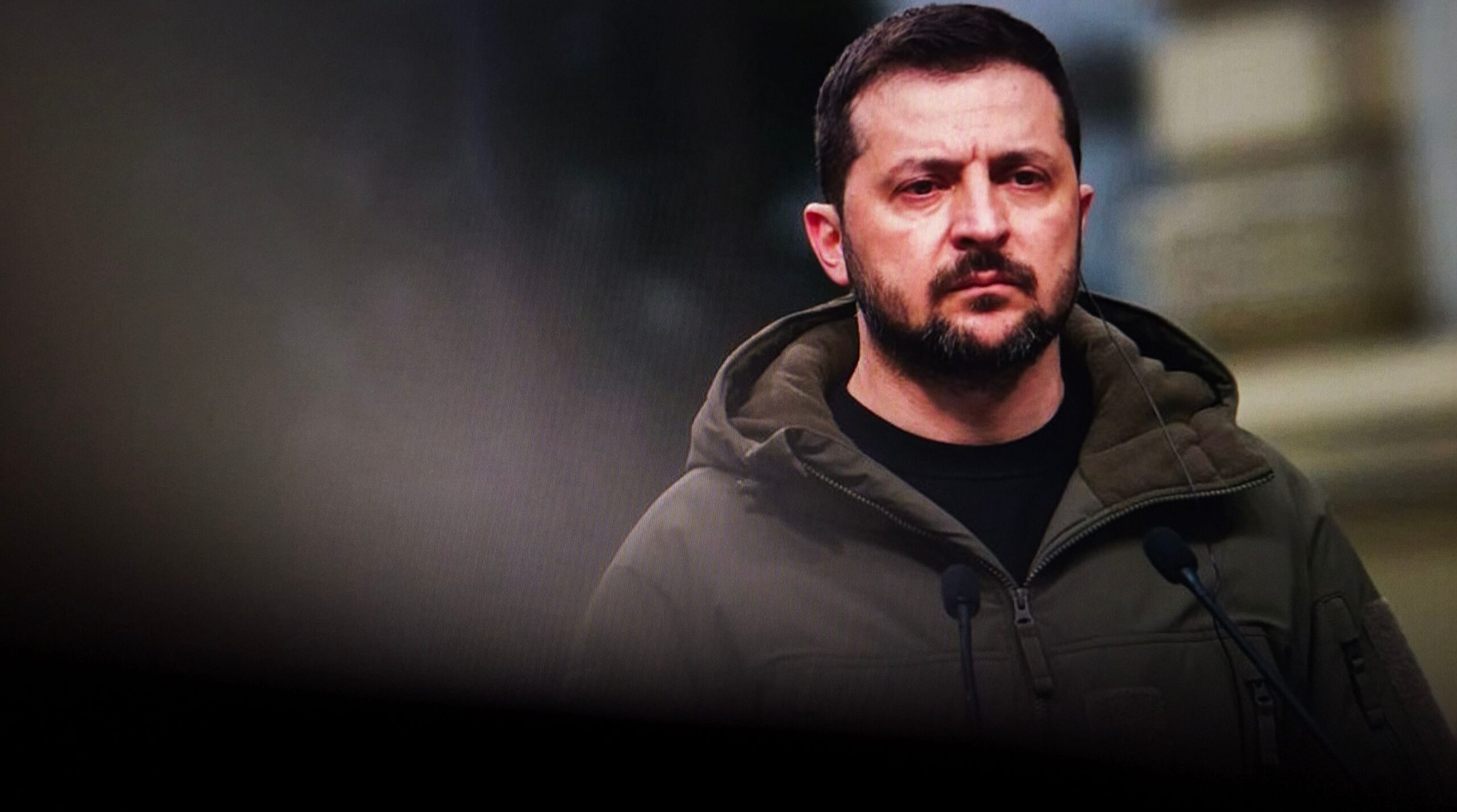 Contextul dificil al aderării Ucrainei la UE: între ambiții și rezistența europeană Președintele ucrainean Volodimir Zelenski a reiterat în mai multe rânduri intenția ca Ucraina să adere la Uniunea Europeană până în 2027, un obiectiv ambițios, însă în contradicție cu realitatea politică din cadrul blocului comunitar