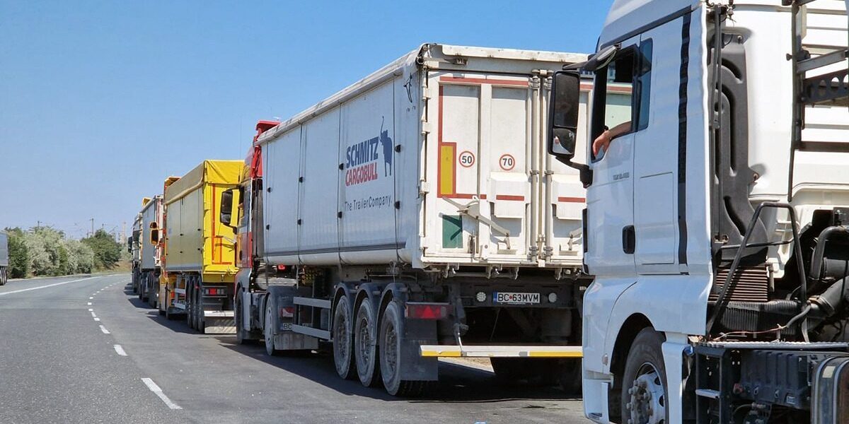 Confederația Operatorilor și Transportatorilor Autorizați din România (COTAR) a lansat un avertisment dur, solicitând Guvernului reducerea drastică a accizelor la carburanți, măsură esențială pentru evitarea unei crize economice în contextul tensionat al pieței internaționale a petrolului