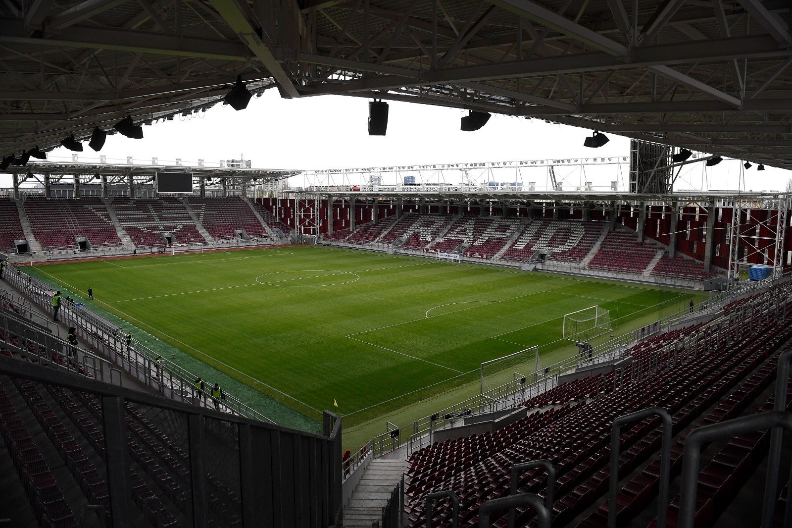 Mijlocașul Rapidului, Kader Keita, implicat într-un accident rutier în București, la scurt timp după victoria din Slobozia Imediat după ce și-a consolidat poziția în clasamentul Ligii a II-a, jucătorul Rapidului, Kader Keita, s-a aflat în centrul unei situații neașteptate care a scandalizat clubul giuleștean și a ridicat întrebări despre siguranța sportivilor în întâmplări neprevăzute