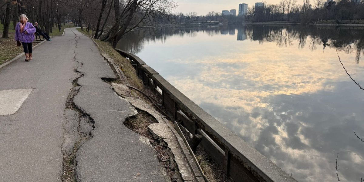 Primăria Capitalei investește aproape 2 milioane de euro pentru reabilitarea aleilor din Parcul Regele Mihai I, dar proiectul se dovedește a fi doar o etapă superficială și parțială În ciuda sumei uriașe investite, aproape 2 milioane de euro, situația din Parcul Regele Mihai I – cel mai mare și emblematic parc al Bucureștiului – rămâne departe de a fi rezolvată în întregime