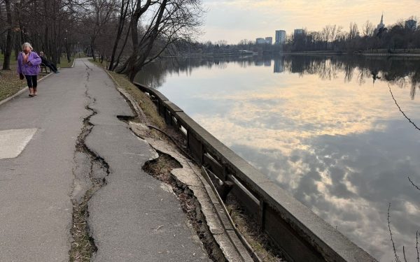 Primăria Capitalei investește aproape 2 milioane de euro pentru reabilitarea aleilor din Parcul Regele Mihai I, dar proiectul se dovedește a fi doar o etapă superficială și parțială În ciuda sumei uriașe investite, aproape 2 milioane de euro, situația din Parcul Regele Mihai I – cel mai mare și emblematic parc al Bucureștiului – rămâne departe de a fi rezolvată în întregime