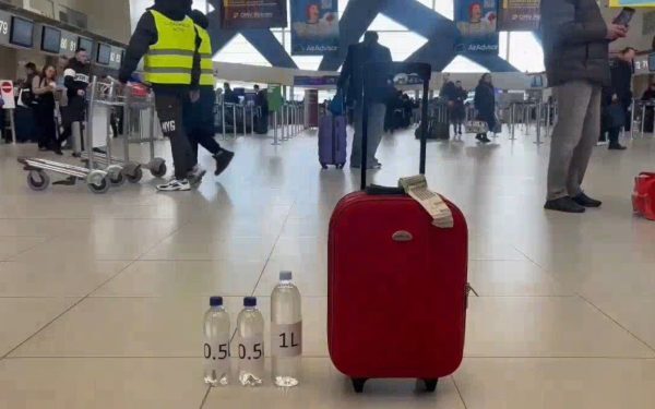 De la începutul săptămânii, pasagerii care tranzitează Aeroporturile Internaționale „Henri Coandă” din Otopeni și Băneasa se bucură de o schimbare remarcabilă în regulile privind transportul lichidelor în bagajele de cabină