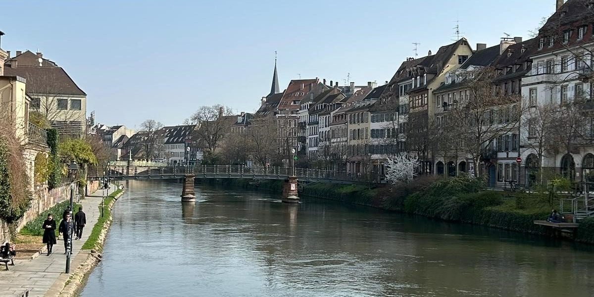 Strasbourg, bijuteria franțuzească a Alsaciei, îți oferă o experiență urbană aproape contrariantă cu agitația urbană europeană tipică