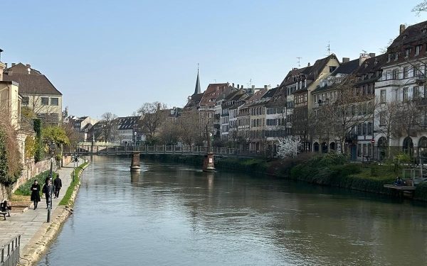 Strasbourg, bijuteria franțuzească a Alsaciei, îți oferă o experiență urbană aproape contrariantă cu agitația urbană europeană tipică