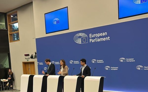 Criza locuințelor în Europa și mafiala fondurilor publice din România Criza locuințelor din Europa continuă să fie o problemă acută, iar soluțiile propuse de Uniunea Europeană, în special în contextul recentului raport adoptat în Parlamentul European, sunt în dezbatere acerbă