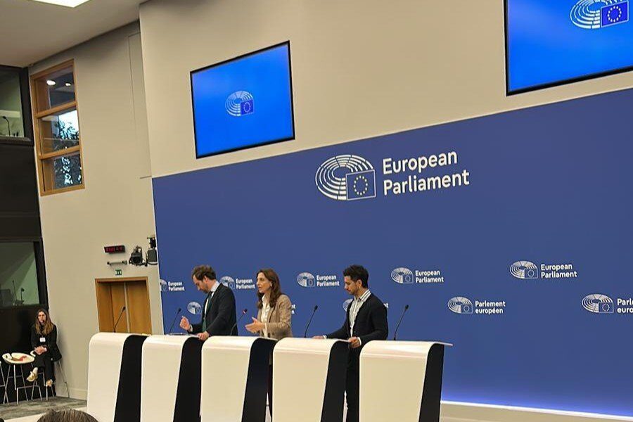 Criza locuințelor în Europa și mafiala fondurilor publice din România Criza locuințelor din Europa continuă să fie o problemă acută, iar soluțiile propuse de Uniunea Europeană, în special în contextul recentului raport adoptat în Parlamentul European, sunt în dezbatere acerbă