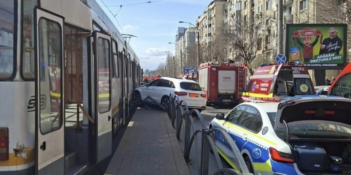 Accident grav pe bulevardul Octavian Goga din București: mașină intrată în refugiul de tramvai, două persoane rănite Un incident rutier de o gravitate extremă a avut loc joi după-amiază pe bulevardul Octavian Goga, în zona stației Poșta Vitan, în București