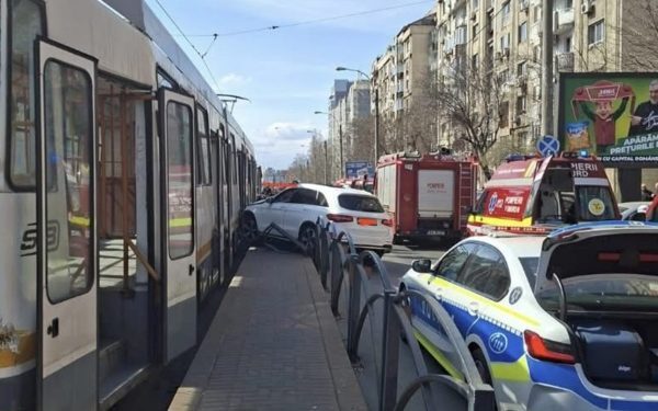 Accident grav pe bulevardul Octavian Goga din București: mașină intrată în refugiul de tramvai, două persoane rănite Un incident rutier de o gravitate extremă a avut loc joi după-amiază pe bulevardul Octavian Goga, în zona stației Poșta Vitan, în București