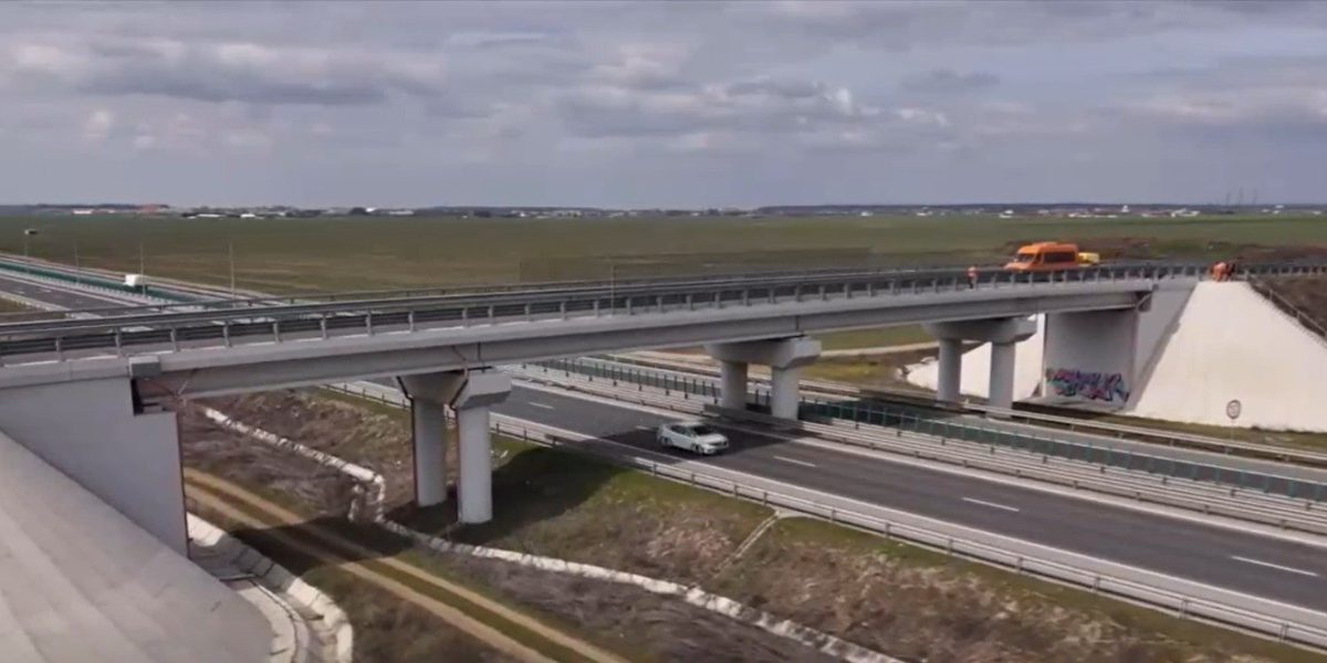 Balotești: investiție ineficientă în infrastructură, deșeuri publice și proiecte aflate în impas Primăria din Balotești a făcut recent valuri în ribbonul de știri locale și naționale după ce s-a descoperit că aproape 4 milioane de lei, peste 800.000 de euro, au fost cheltuiți pentru construirea unui pod destinat să lege două drumuri importante în zonă