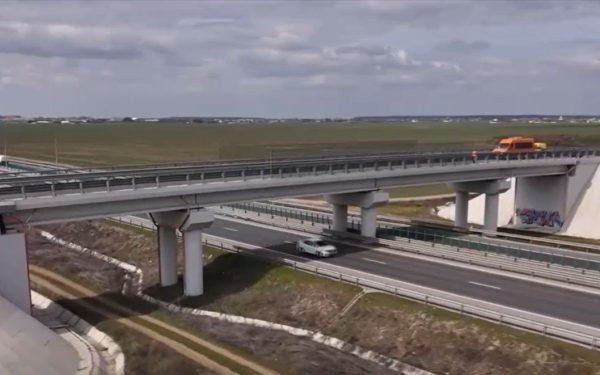 Balotești: investiție ineficientă în infrastructură, deșeuri publice și proiecte aflate în impas Primăria din Balotești a făcut recent valuri în ribbonul de știri locale și naționale după ce s-a descoperit că aproape 4 milioane de lei, peste 800.000 de euro, au fost cheltuiți pentru construirea unui pod destinat să lege două drumuri importante în zonă