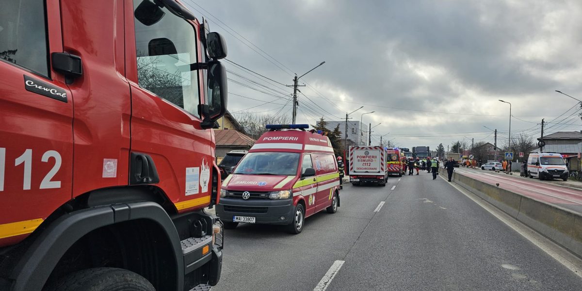 Accident rutier grav în Dâmbovița: microbuz școlar și autocamion implicate, cinci persoane rănite Un grav accident rutier a avut loc vineri dimineață, în jurul orei 07:50, în localitatea Tărtășești, județul Dâmbovița, în urma căruia cinci persoane, între care patru elevi și un adult, au fost transportate la spital