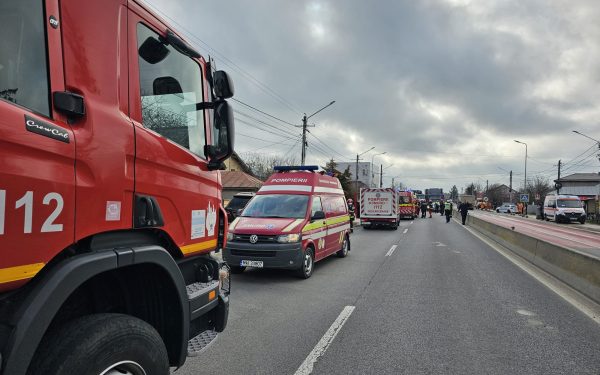 Accident rutier grav în Dâmbovița: microbuz școlar și autocamion implicate, cinci persoane rănite Un grav accident rutier a avut loc vineri dimineață, în jurul orei 07:50, în localitatea Tărtășești, județul Dâmbovița, în urma căruia cinci persoane, între care patru elevi și un adult, au fost transportate la spital