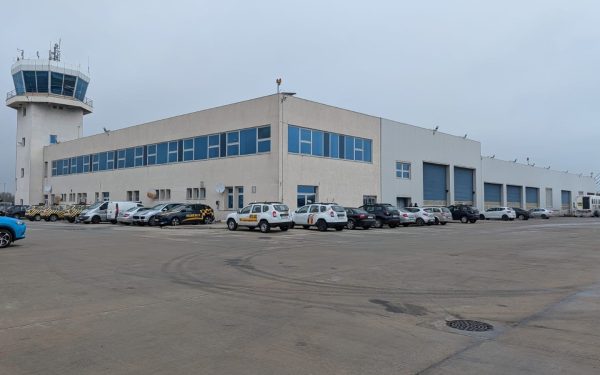 O nouă facilitate autorizată de Registrul Auto Român (RAR) a fost inaugurată recent la Aeroportul Internațional „Henri Coandă” din Otopeni, ceea ce marchează un pas semnificativ în modernizarea infrastructurii pentru inspecțiile tehnice periodice (ITP)