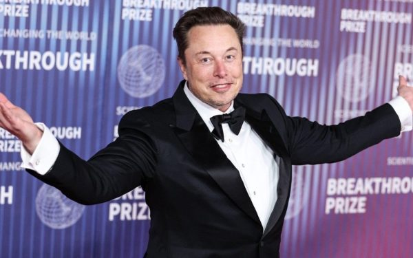 Elon Musk, cea mai bogată persoană din lume, întrunește toate stelele financiare Elon Musk, nume al cărui impact a depășit granițele industriei tehnologice, a fost recent confirmat de revista Forbes drept cea mai bogată persoană din lume, poziție pe care a ocupat-o după ani de zile în care s-a aflat în dispute directe sau indirecte cu alți titani ai afacerilor globale