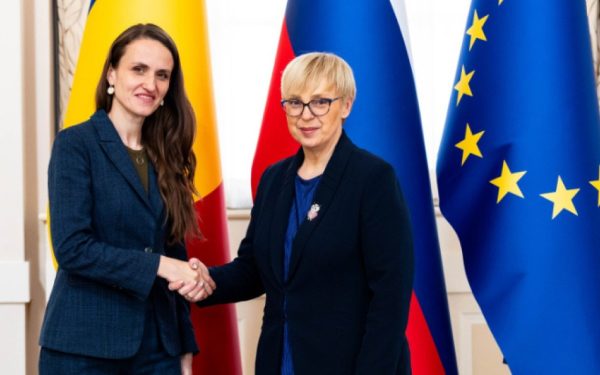 Ministra Afacerilor Externe a României, Oana Ţoiu, a încheiat vineri vizita oficială în Republica Slovenia, o deplasare semnificativă pentru consolidarea relațiilor bilaterale, la invitația viceprim-ministrului și ministrului Afacerilor Externe și Europene al Sloveniei, Tanja Fajon