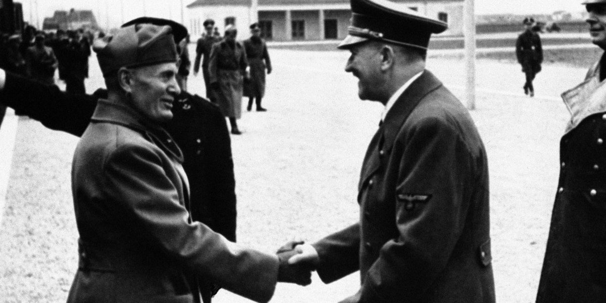 Descoperire surprinzătoare: Cinci manuscrise scrise de mână de Benito Mussolini, ascunse într-o casă de licitații din Torino, au ieșit recent la lumină, aducând în centrul atenției manuscrisele unui personaj emblematic al istoriei italiene și europene