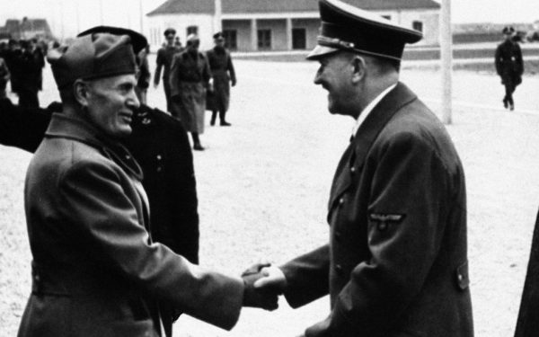 Descoperire surprinzătoare: Cinci manuscrise scrise de mână de Benito Mussolini, ascunse într-o casă de licitații din Torino, au ieșit recent la lumină, aducând în centrul atenției manuscrisele unui personaj emblematic al istoriei italiene și europene
