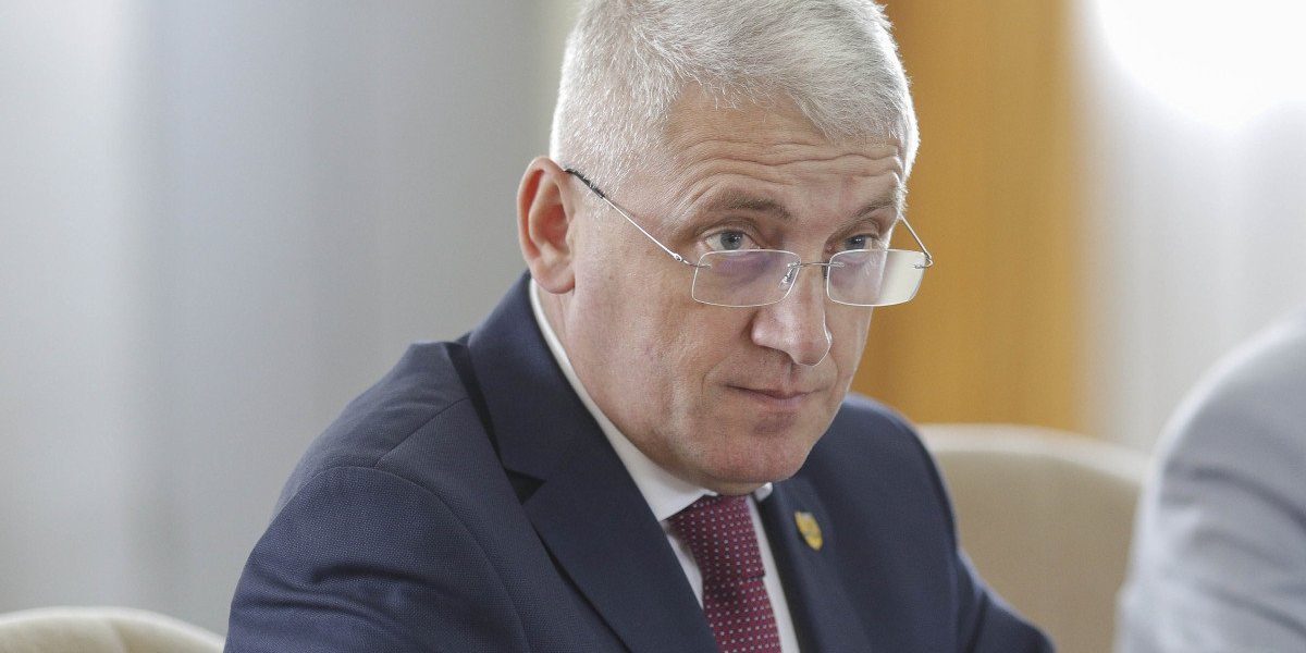 Președintele Autorității Electorale Permanente, Adrian Țuțuianu, a scos la lumină cifre neașteptate despre absenteismul din instituție, demonstrând că absențele din muncă pentru motive medicale sunt în continuare o realitate preocupantă, chiar dacă nu neapărat în timpul anilor electorali