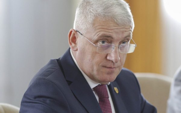 Președintele Autorității Electorale Permanente, Adrian Țuțuianu, a scos la lumină cifre neașteptate despre absenteismul din instituție, demonstrând că absențele din muncă pentru motive medicale sunt în continuare o realitate preocupantă, chiar dacă nu neapărat în timpul anilor electorali