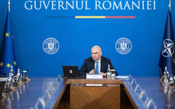 Premierul Ilie Bolojan convoacă o ședință de urgență pentru gestionarea situației cetățenilor români blocați în zona limitrofă Iranului Situația tensionată din Orientul Mijlociu a ajuns să afecteze direct cetățenii români aflați în regiune, iar autoritățile române analizează urgent modul în care pot interveni pentru a-i sprijini