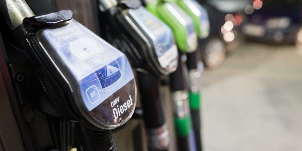 Guvernul român a decis să declare stare de criză pe piața țițeiului și a produselor petroliere pentru o perioadă de șase luni, în contextul accentuării creșterii prețurilor la carburanți