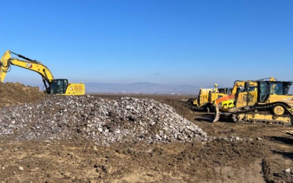 Compania Națională de Investiții Rutiere (CNIR) a dat startul oficial modernizării infrastructurii din regiunea de nord-est a țării, prin punerea la dispoziție a terenurilor pentru cele mai importante loturi ale Autostrăzii A8 Târgu Mureș – Târgu Neamț