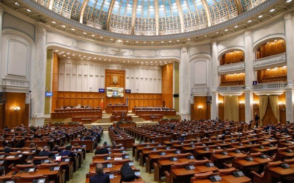 Senatorii și deputații români vor rămâne în țară săptămâna viitoare, după ce conducerea Parlamentului a anunțat anularea tuturor deplasărilor externe, în contextul negocierilor intense privind bugetul de stat