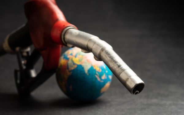 Ofensiva aeriană lansată de Statele Unite și Israel pe 28 februarie a declanșat o criză energetică globală după ce Iranul a decis să închidă Strâmtoarea Ormuz, un punct strategic crucial pentru traficul mondial de petrol și gaze