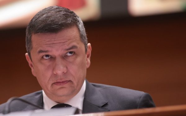 Sorin Grindeanu, liderul PSD și președintele Camerei Deputaților, a reacționat dur miercuri la manifestațiile de protest din plenul Parlamentului, unde o parte dintre parlamentarii opoziției au perturbat dezbaterile cu vuvuzele și scandări, în timpul discuțiilor privind aprobarea deciziei Consiliului Suprem de Apărare a Țării (CSAT) referitoare la amplasarea pe teritoriul României a unor avioane de realimentare în zbor, echipamente de monitorizare și comunicații satelitare