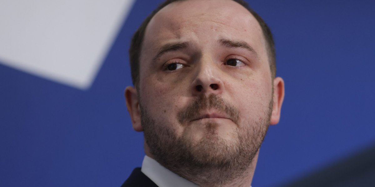 Fostul coordonator al secției pentru arși de la Spitalul Floreasca, medicul Tiberiu Paul Neagu, a decis să își caute dreptatea în instanță, acuzând ministrul Sănătății de declarații defăimătoare și solicitând despăgubiri morale în valoare de un milion de lei