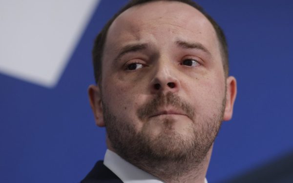 Fostul coordonator al secției pentru arși de la Spitalul Floreasca, medicul Tiberiu Paul Neagu, a decis să își caute dreptatea în instanță, acuzând ministrul Sănătății de declarații defăimătoare și solicitând despăgubiri morale în valoare de un milion de lei