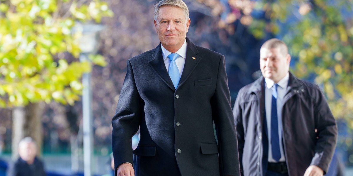 Fostul președinte Klaus Iohannis a participat duminică la slujba de Florii, desfășurată la biserica Sfânta Treime din centrul orașului Sibiu, acolo unde obișnuia să meargă atât în perioada în care era primar, cât și după ce a devenit președinte