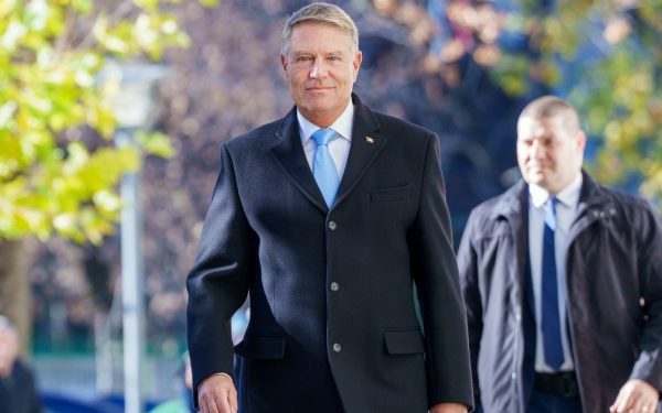 Fostul președinte Klaus Iohannis a participat duminică la slujba de Florii, desfășurată la biserica Sfânta Treime din centrul orașului Sibiu, acolo unde obișnuia să meargă atât în perioada în care era primar, cât și după ce a devenit președinte
