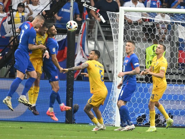 Naționala de fotbal a României se confruntă cu o veste neplăcută înaintea meciului amical cu Slovacia: Leo Sauer, unul dintre cei mai promițători tineri ai lotului, va fi absent din cauza unei accidentări