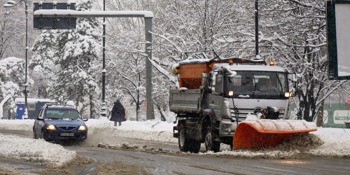 Zăpada neagră de pe străzile Bucureștiului devine un simbol al poluării urbane, îngrijorând din ce în ce mai mult locuitorii Capitalei, care se confruntă cu un peisaj dezolant în sezonul rece