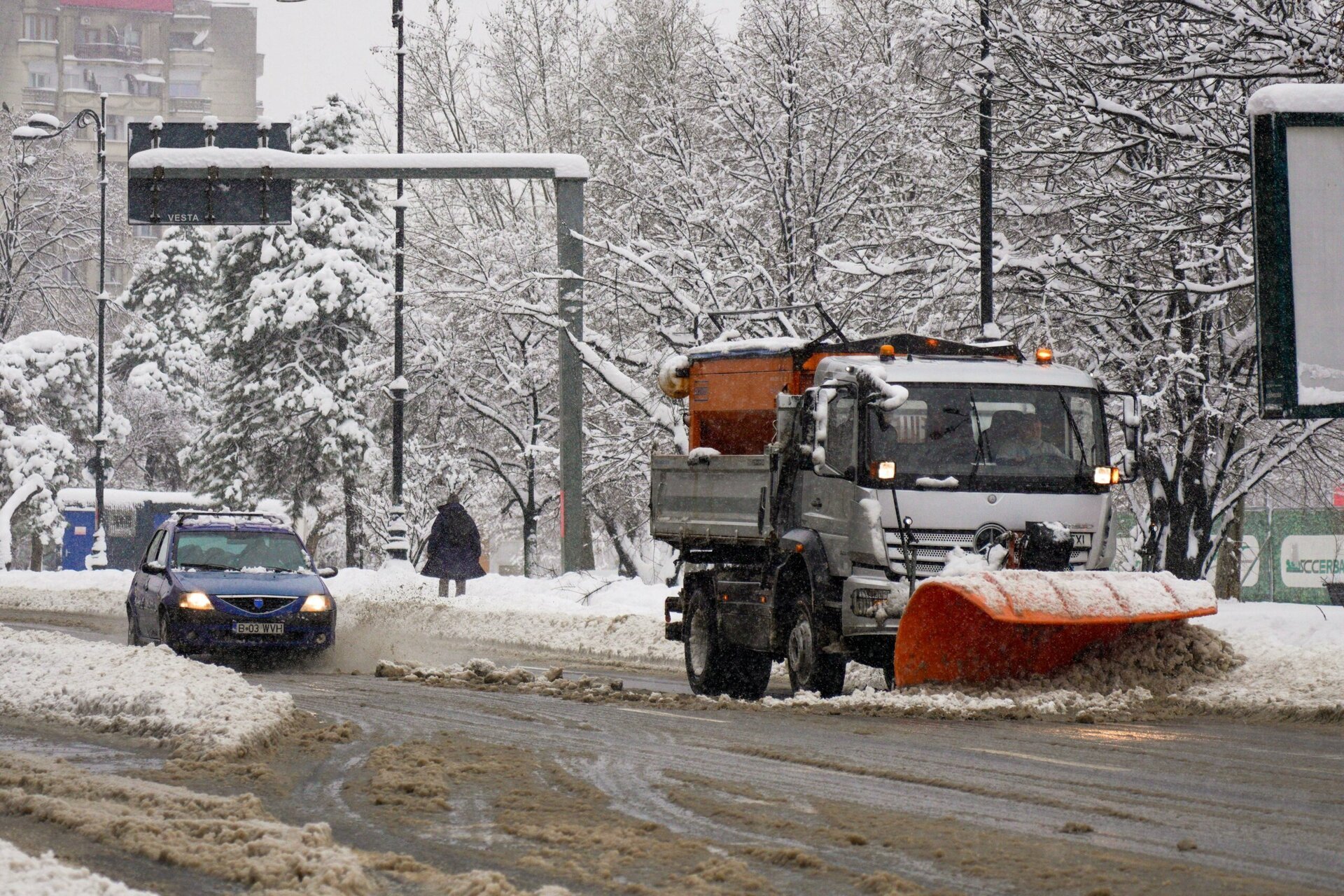 Zăpada neagră de pe străzile Bucureștiului devine un simbol al poluării urbane, îngrijorând din ce în ce mai mult locuitorii Capitalei, care se confruntă cu un peisaj dezolant în sezonul rece