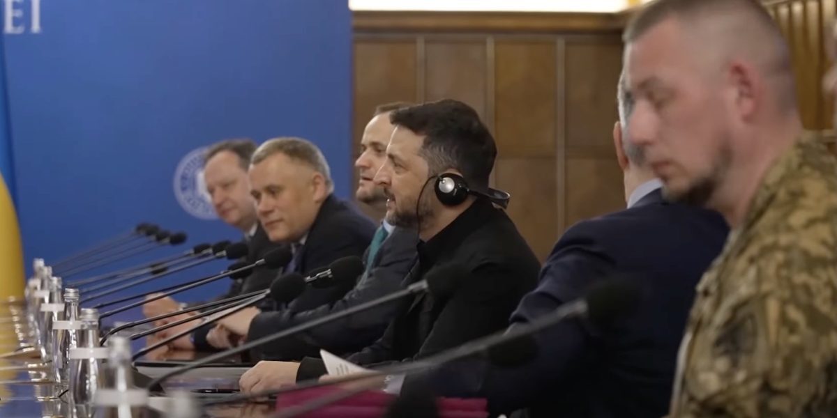 Președintele ucrainean Zelenski, în vizită oficială în România, face pași importanți spre consolidarea cooperării militare și diplomatice Președintele Ucrainei, Volodimir Zelenski, a fost astăzi în centrul atenției în cadrul vizitei oficiale în România, un demers menită să întărească legăturile strategice dintre cele două state în contextul războiului din Ucraina și al eforturilor europene de susținere a Kievului