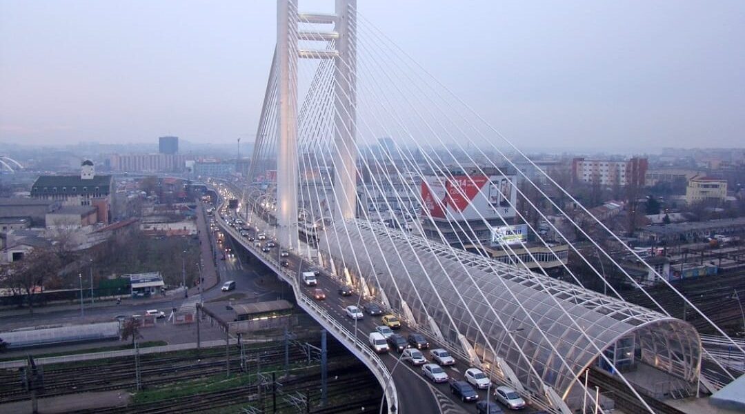 Locuitorii din zona Podului Basarab din București își exprimă îngrijorarea cu privire la nivelul alarmant de zgomot produs de traficul rutier, în special în timpul lucrărilor de consolidare a pasajului