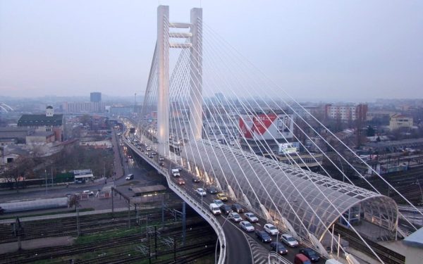 Locuitorii din zona Podului Basarab din București își exprimă îngrijorarea cu privire la nivelul alarmant de zgomot produs de traficul rutier, în special în timpul lucrărilor de consolidare a pasajului