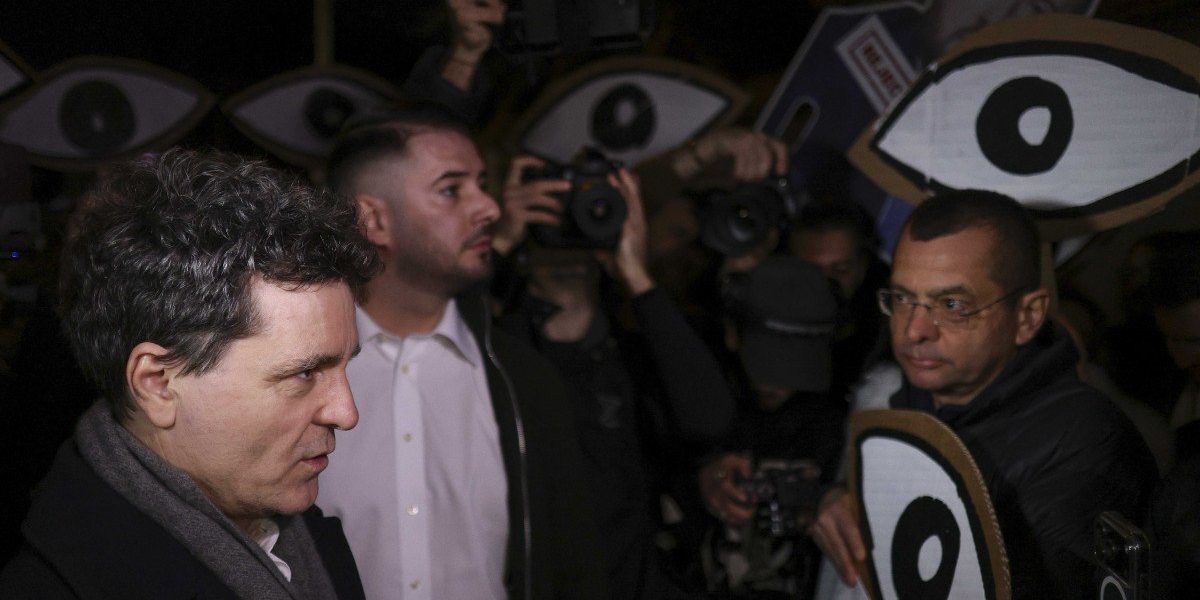 Președintele Nicolae Nicușor Dan recunoaște problemele sistemului judiciar și vorbește despre răbdare în reforme Într-un context tensionat marcat de protestele civice din fața Palatului Cotroceni, președintele Nicolae Nicușor Dan a ieșit vineri seara în fața jurnaliștilor pentru a aborda subiectul propunerilor privind conducerea marilor parchete și, implicit, starea sistemului judiciar din România