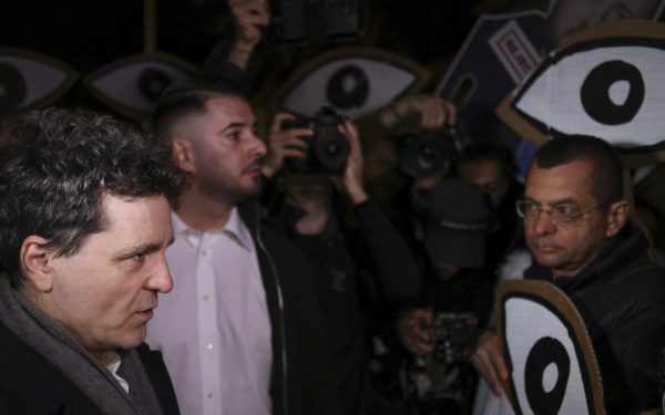 Președintele Nicolae Nicușor Dan recunoaște problemele sistemului judiciar și vorbește despre răbdare în reforme Într-un context tensionat marcat de protestele civice din fața Palatului Cotroceni, președintele Nicolae Nicușor Dan a ieșit vineri seara în fața jurnaliștilor pentru a aborda subiectul propunerilor privind conducerea marilor parchete și, implicit, starea sistemului judiciar din România