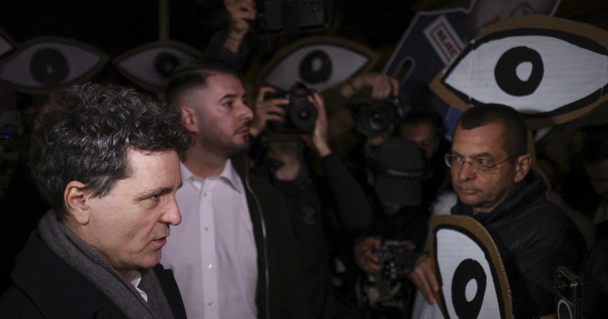 Președintele Nicolae Nicușor Dan recunoaște problemele sistemului judiciar și vorbește despre răbdare în reforme Într-un context tensionat marcat de protestele civice din fața Palatului Cotroceni, președintele Nicolae Nicușor Dan a ieșit vineri seara în fața jurnaliștilor pentru a aborda subiectul propunerilor privind conducerea marilor parchete și, implicit, starea sistemului judiciar din România