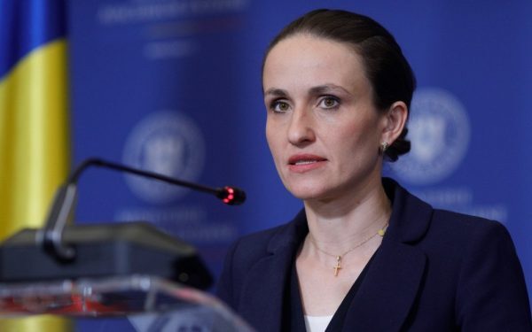 O vizită strategică la Varșovia marchează începutul zilei pentru ministrul afacerilor externe al României, Oana Țoiu, care a sosit marți pentru a purta consultări bilaterale cu viceprim-ministrul polonez Radosław Sikorski