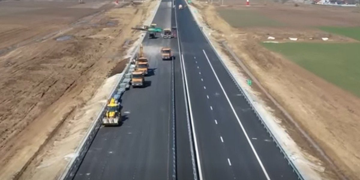Șantierul Autostrăzii Moldovei avansează semnificativ: începe circulația pe lotul dintre Adjud și Răcăciuni După ani de tergiversări și au fost necesare multiple promisiuni și termene optimiste, realitatea începe să prindă contur pe șantierul Autostrăzii Moldovei (A7), un proiect vital pentru dezvoltarea infrastructurii regionale și pentru reducerea decalajelor economice dintre Moldova și restul țării